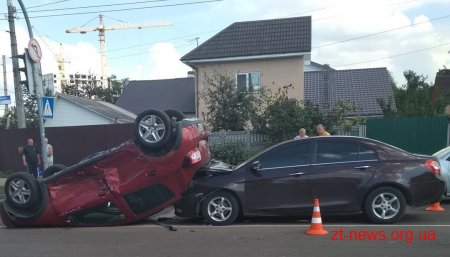 На перехресті просп. Незалежності та вул. Покровської сталася аварія за участі трьох автомобілів