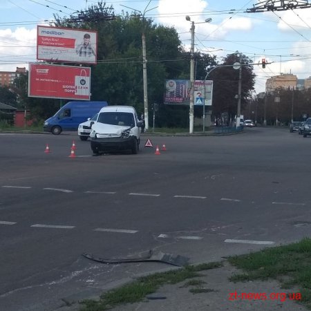 На перехресті просп. Незалежності та вул. Покровської сталася аварія за участі трьох автомобілів