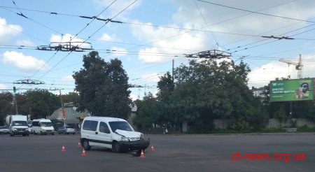 На перехресті просп. Незалежності та вул. Покровської сталася аварія за участі трьох автомобілів