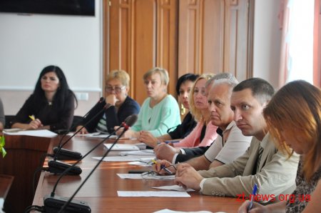 На нараді в ОДА представникам РДА та ОТГ радили шукати у місцевих бюджетах кошти на зарплати освітянам