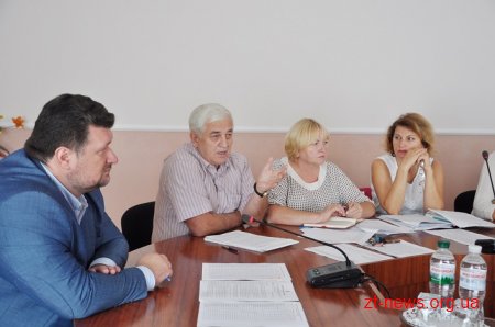 На нараді в ОДА представникам РДА та ОТГ радили шукати у місцевих бюджетах кошти на зарплати освітянам
