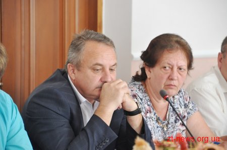 На нараді в ОДА представникам РДА та ОТГ радили шукати у місцевих бюджетах кошти на зарплати освітянам