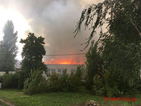 У Житомирі горить склад готової продукції картонного комбінату