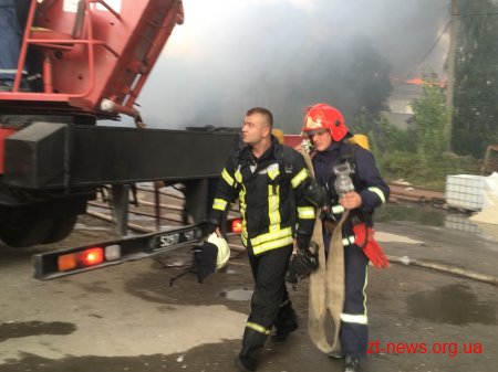 У Житомирі горить склад готової продукції картонного комбінату