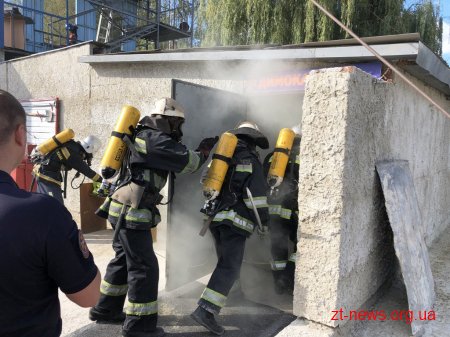 У Житомирі дітвора змагалась зі справжніми вогнеборцями за звання найсильніших