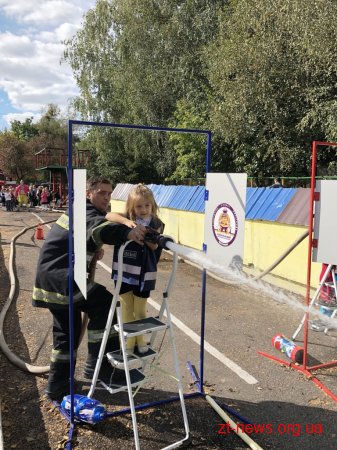 У Житомирі дітвора змагалась зі справжніми вогнеборцями за звання найсильніших