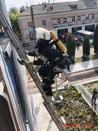 У Житомирі дітвора змагалась зі справжніми вогнеборцями за звання найсильніших