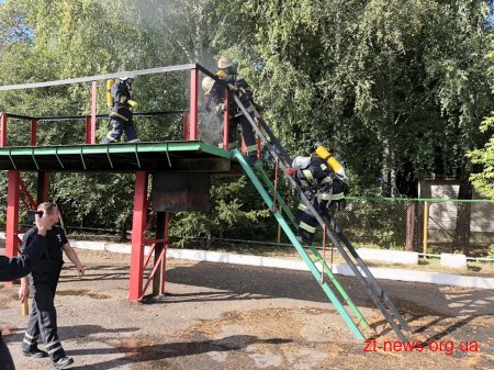 У Житомирі дітвора змагалась зі справжніми вогнеборцями за звання найсильніших
