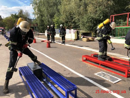 У Житомирі дітвора змагалась зі справжніми вогнеборцями за звання найсильніших