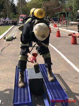 У Житомирі дітвора змагалась зі справжніми вогнеборцями за звання найсильніших