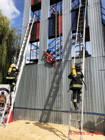 У Житомирі дітвора змагалась зі справжніми вогнеборцями за звання найсильніших