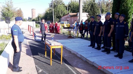 У Житомирі дітвора змагалась зі справжніми вогнеборцями за звання найсильніших
