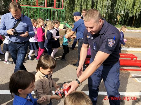 У Житомирі дітвора змагалась зі справжніми вогнеборцями за звання найсильніших