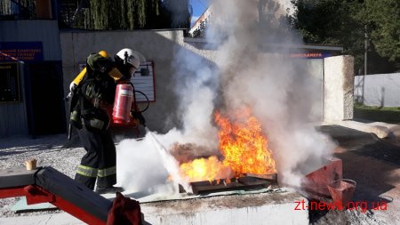 У Житомирі дітвора змагалась зі справжніми вогнеборцями за звання найсильніших