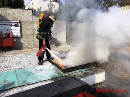 У Житомирі дітвора змагалась зі справжніми вогнеборцями за звання найсильніших