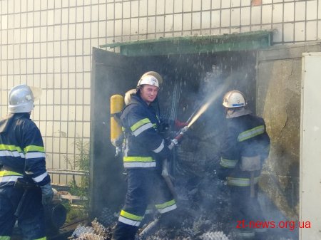 Рятувальники продовжують ліквідовувати пожежу на картонному комбінаті