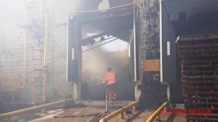 Рятувальники продовжують ліквідовувати пожежу на картонному комбінаті