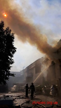 Рятувальники продовжують ліквідовувати пожежу на картонному комбінаті