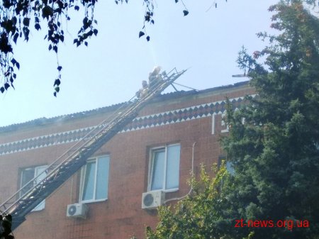 Рятувальники продовжують ліквідовувати пожежу на картонному комбінаті