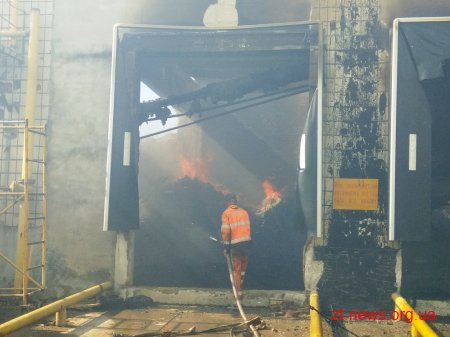 Рятувальники продовжують ліквідовувати пожежу на картонному комбінаті