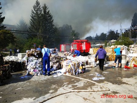Рятувальники продовжують ліквідовувати пожежу на картонному комбінаті