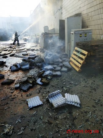 Рятувальники продовжують ліквідовувати пожежу на картонному комбінаті