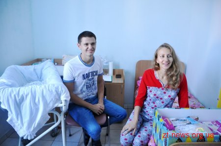 Батьки новонароджених на Житомирщині отримують перші пакунки малюка