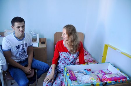 Батьки новонароджених на Житомирщині отримують перші пакунки малюка