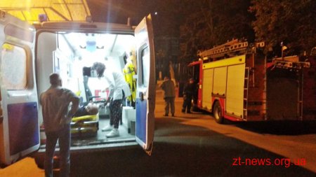 У Коростені чоловік перелазив через паркан і пробив наскрізь стегно металевим прутом