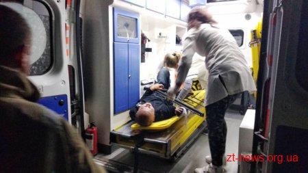 У Коростені чоловік перелазив через паркан і пробив наскрізь стегно металевим прутом
