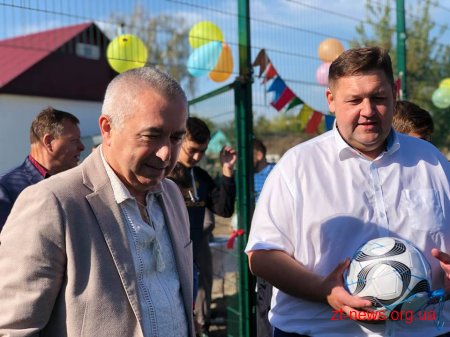 Діти в Ушомирській громаді, відтепер зможуть грати у футбол на новому майданчику із штучним покриттям