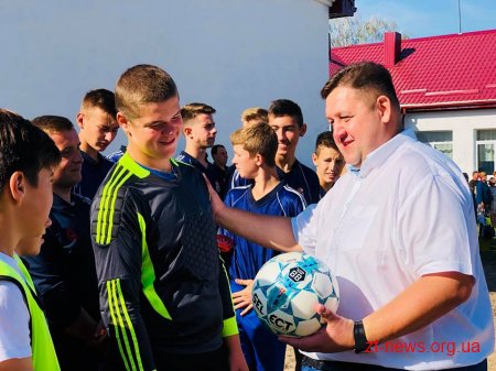 Діти в Ушомирській громаді, відтепер зможуть грати у футбол на новому майданчику із штучним покриттям