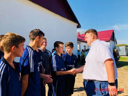 Діти в Ушомирській громаді, відтепер зможуть грати у футбол на новому майданчику із штучним покриттям
