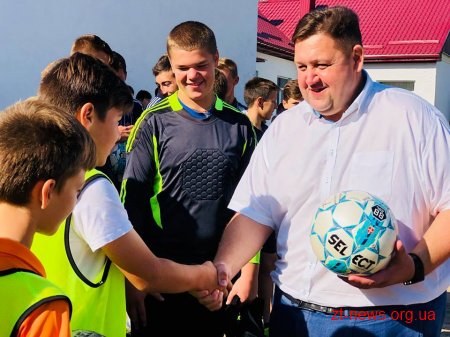 Діти в Ушомирській громаді, відтепер зможуть грати у футбол на новому майданчику із штучним покриттям