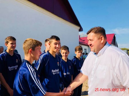 Діти в Ушомирській громаді, відтепер зможуть грати у футбол на новому майданчику із штучним покриттям