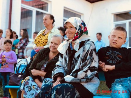 Діти в Ушомирській громаді, відтепер зможуть грати у футбол на новому майданчику із штучним покриттям