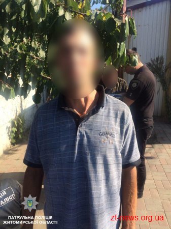 5 ножів та 2 леза, виявили патрульні в ході поверхневої перевірки чоловіка