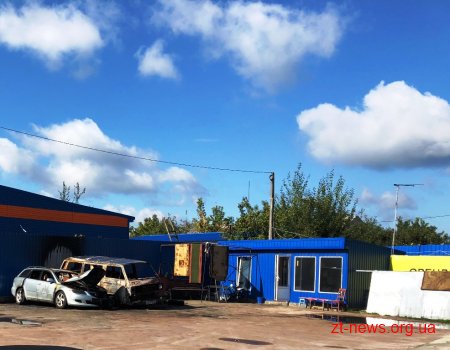 У Житомирі на стоянці згоріло 4 автомобілі
