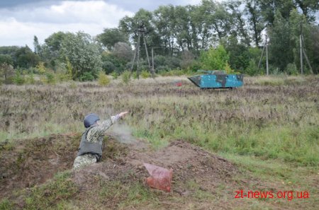 На Житомирщині голови РДА вчилися стріляти, метати гранати та надавати першу медичну допомогу