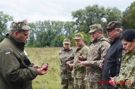 На Житомирщині голови РДА вчилися стріляти, метати гранати та надавати першу медичну допомогу