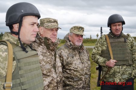 На Житомирщині голови РДА вчилися стріляти, метати гранати та надавати першу медичну допомогу