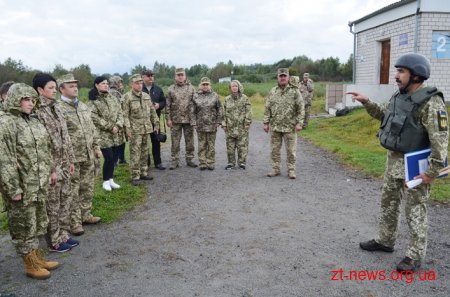 На Житомирщині голови РДА вчилися стріляти, метати гранати та надавати першу медичну допомогу
