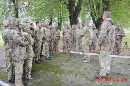На Житомирщині голови РДА вчилися стріляти, метати гранати та надавати першу медичну допомогу