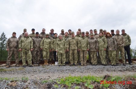 На Житомирщині голови РДА вчилися стріляти, метати гранати та надавати першу медичну допомогу