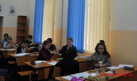 Діти у 6 школі Бердичева з нетерпінням чекають на уроки хімії у сучасному кабінеті з новим обладнанням