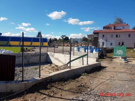 На стадіоні «Полісся» влаштовують підігрів футбольного поля та благоустрій території