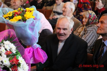 Перший заступник голови обласної ради відвідав підопічних Коростенського геріатричного пансіонату