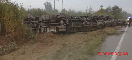 Під Житомиром унаслідок ДТП перекинулась фура