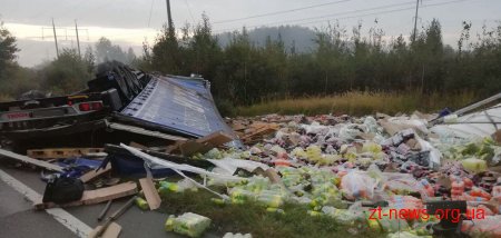 Під Житомиром унаслідок ДТП перекинулась фура