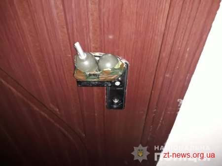 В одній з багатоповерхівок Коростеня на ручці вхідних дверей виявили дві гранати